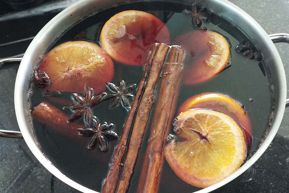 Selbstgemachter Glühwein im Kochtopf