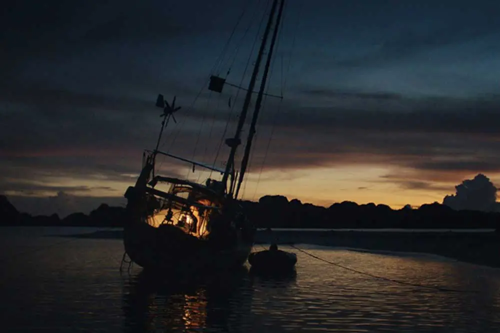 Dramatische Filmszene aus Cast Off: Ein sinkendes Schiff in Schräglage auf stürmischer See beim Snowdance Independent Film Festival