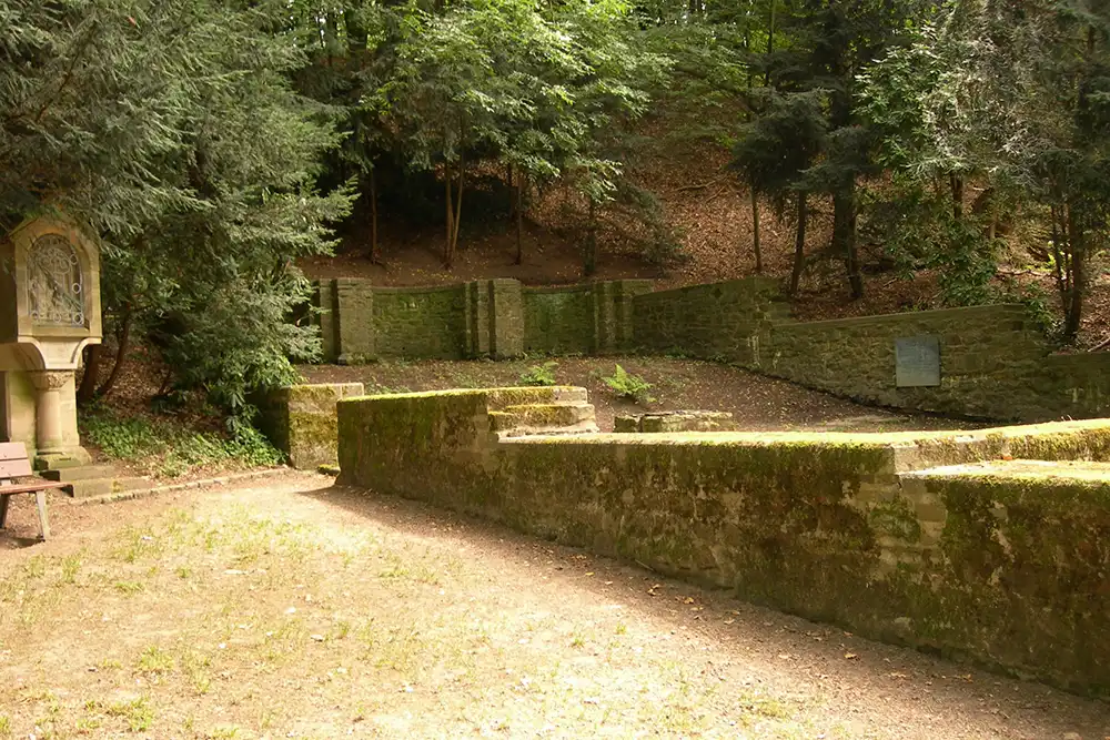 Markante Felsformation vor Kirchenruine am Waldesrand, Kirche St. Clemens, Baldeneysee, Essen-Werden