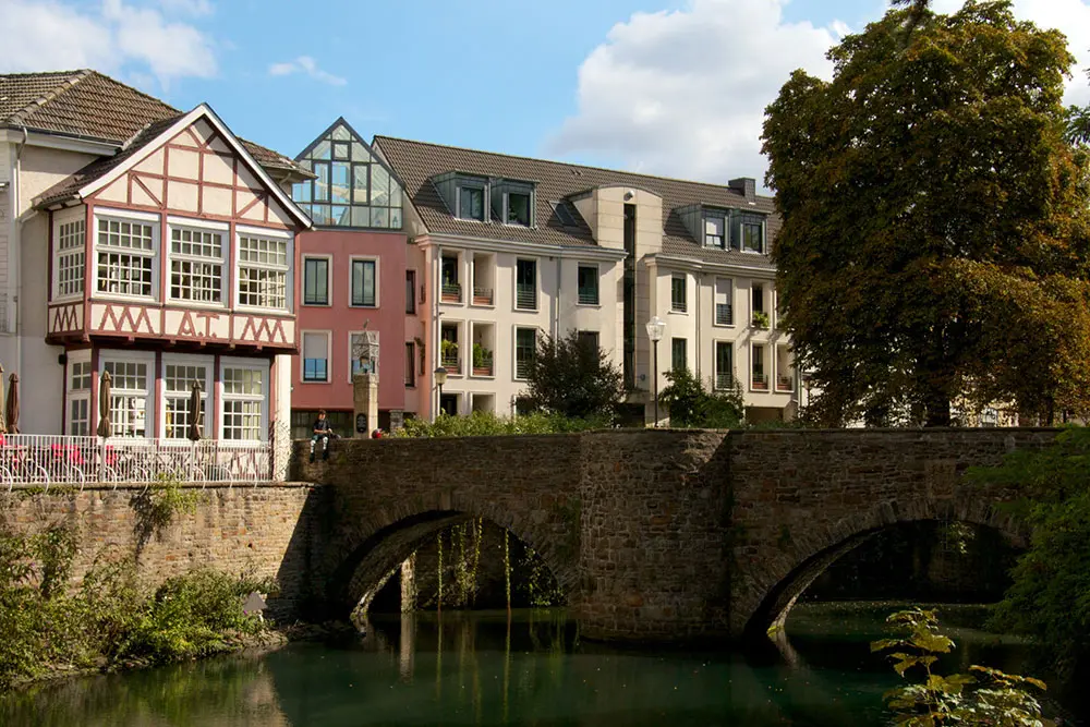 Mühlengrabenbrücke aus dem 18. Jahrhundert in Essen-Kettwig mit angrenzenden Fachwerkhäusern