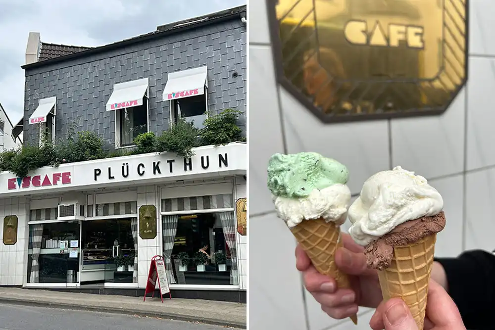  Zwei Eiswaffeln mit Pfefferminz-Eis, weißer Schokolade und Kokos vor der Außenansicht einer Eisdiele, Eiscafe Plückthun, Essen-Kupferderh, Ruhrgebiet