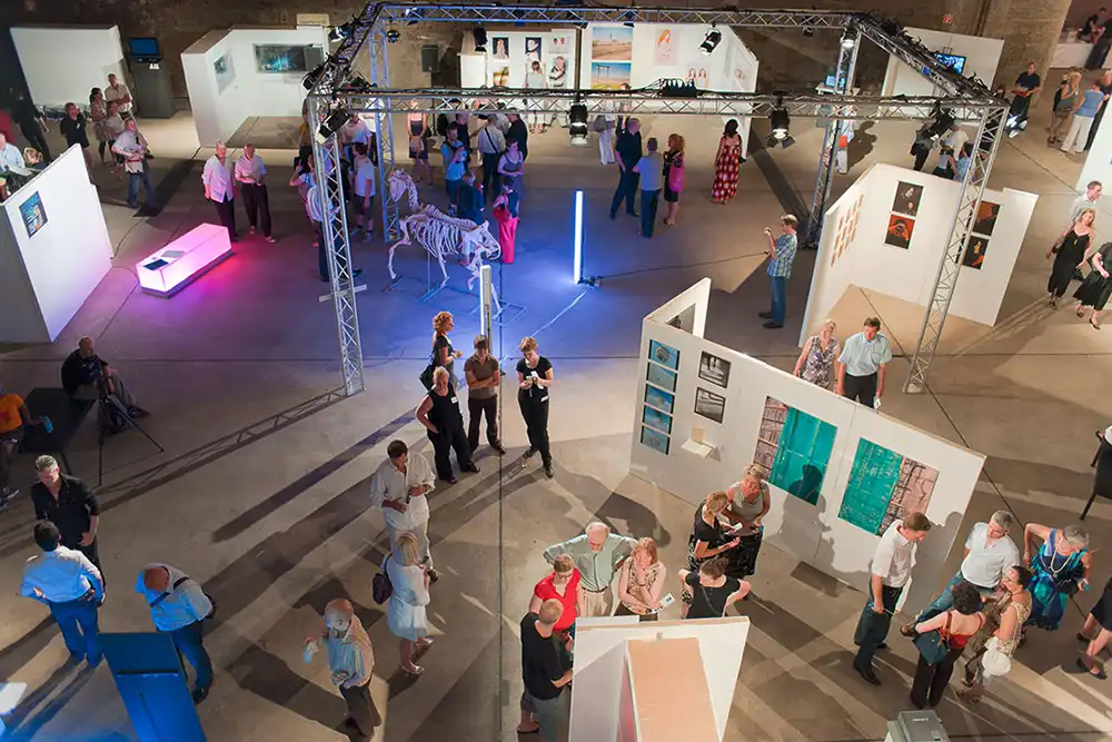 Besucher*innen bei der Kunstmesse contemporary art ruhr auf Zollverein in Essen