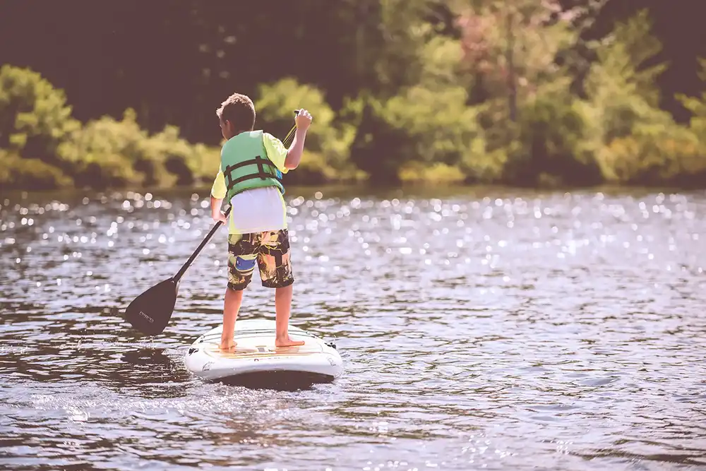 Junge beim Stand-up-Paddling SUP