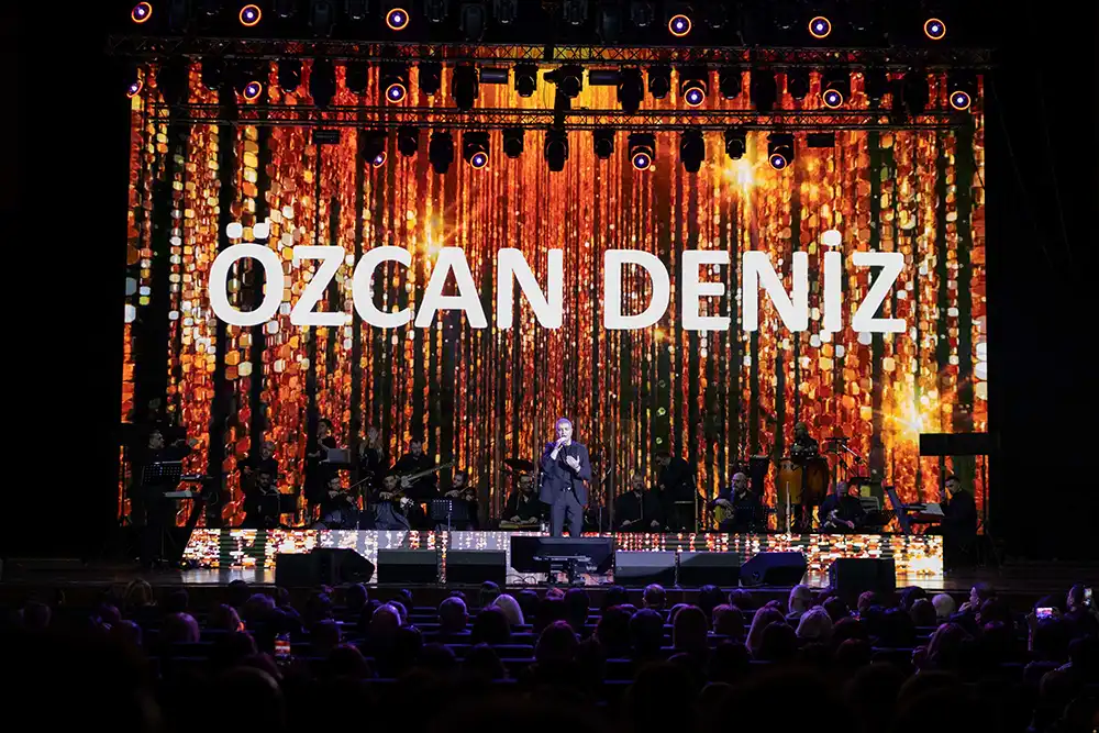 Sänger Özcan Deniz auf der Bühne