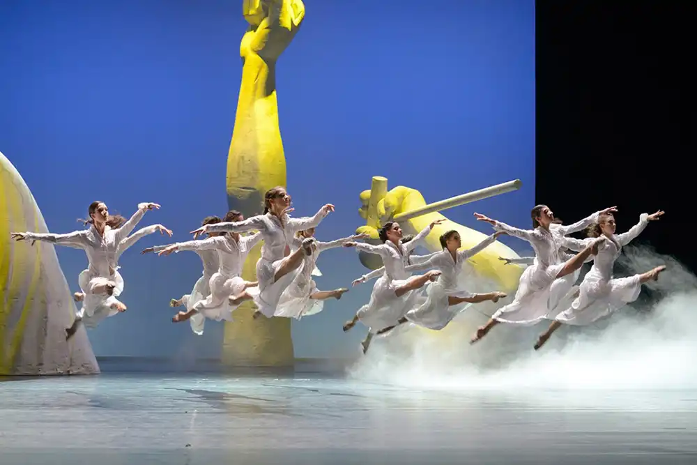 Sonntag-Veranstaltungs-Tipp in Essen, Tanzer*innen auf der Bühne beim Ballett 