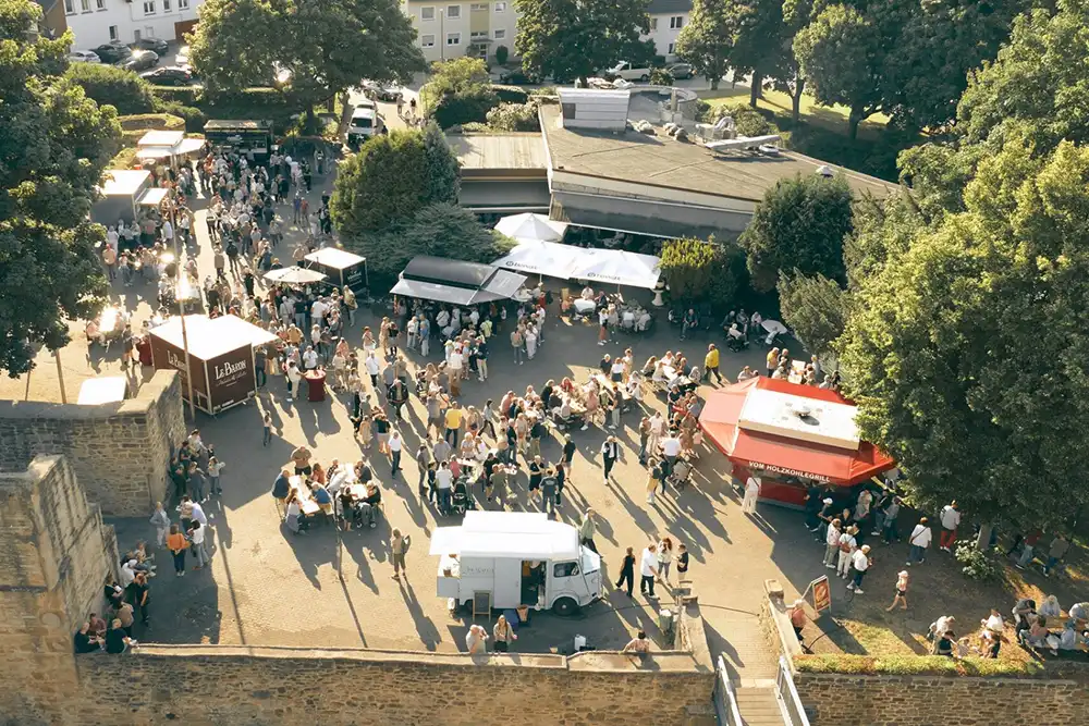 Luftbild von einem Wochenmarkt