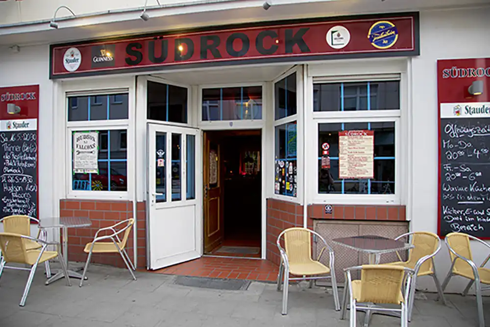 Südrock Essen – Außenansicht der Rock- und Nachtkneipe im Südviertel mit Tischen und Stühlen