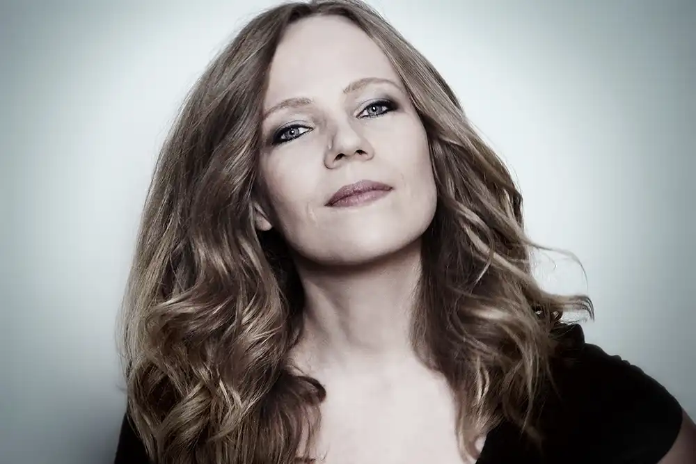 Close-up von der Autorin und Satirikerin, Sarah Bosetti, mit einem ironischen Lächeln