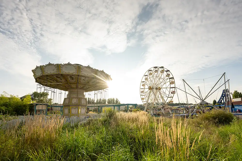 Klassisches Kettenkarussell vor Riesenrad in grünem Parkgelände, Movie Park Bottrop, RUHR.TOPCARD