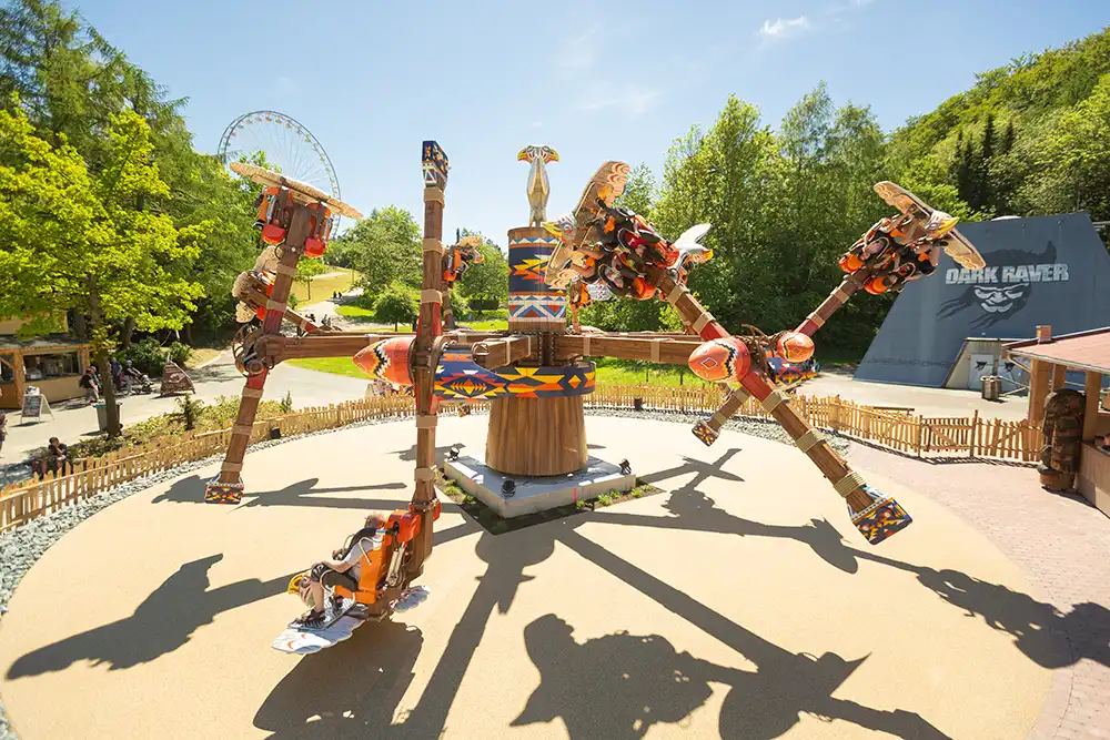 Fahrgeschäft Thunderbirds im FORT FUN: Acht Arme mit Gondeln für je zwei Personen vor blauem Himmel im Sauerland, RUHR.TOPCARD