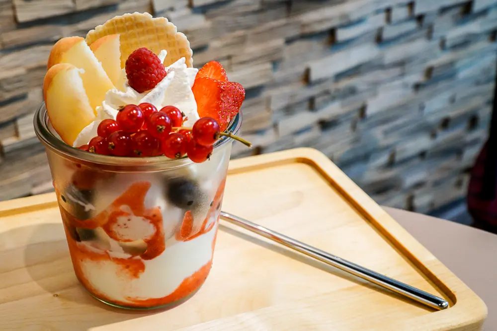 Eisbecher im Weckglas mit Mango, Joghurt-Erdbeere und weiteren Sorten, garniert mit Früchten und Waffel in Essen-Holsterhausen, Ruhrgebiet, Eisstil