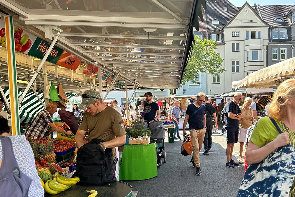 Der beliebte Rüttenscheider Markt in Essen an einem sonnigen Sommertag mit Marktständen und Besuchern beim Einkaufen.