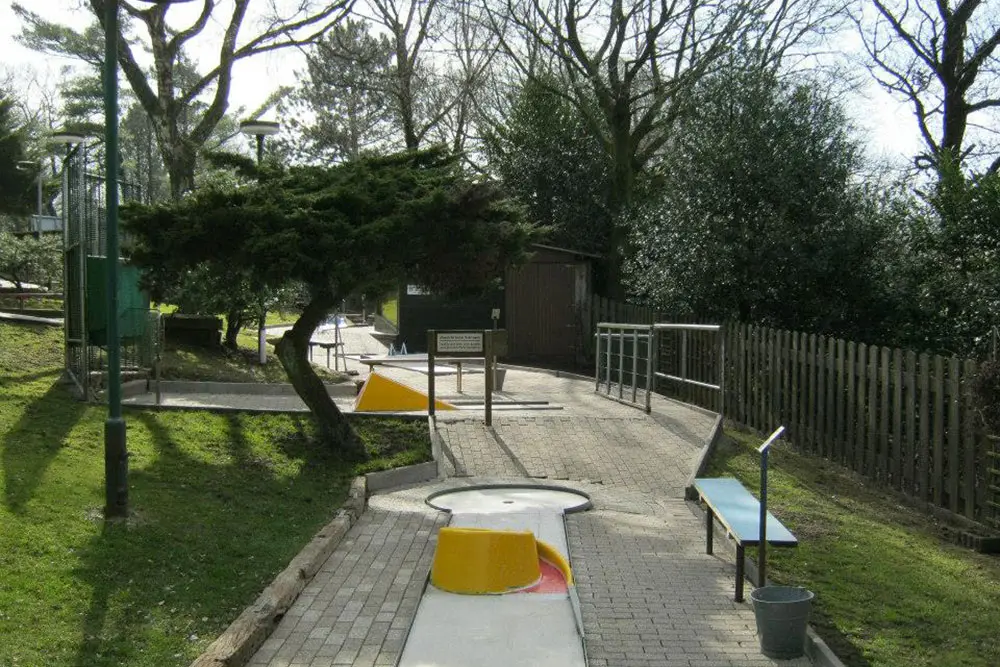 Eine Minigolfbahn auf der Anlage Miniaturgolf am Stadtwald in Essen an einem sonnigen Sommertag.