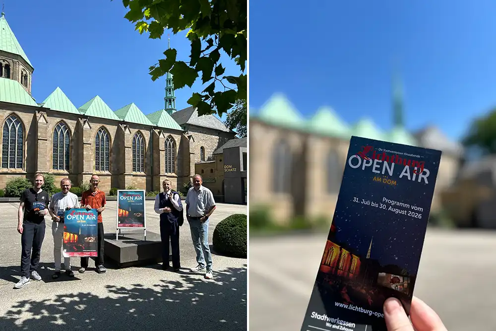 Fünf Männer stehen mit Werbeplakaten für das Lichtburg Open Air Kino auf dem Domplatz in Essen vor dem Essener Dom und dem Domschatz.