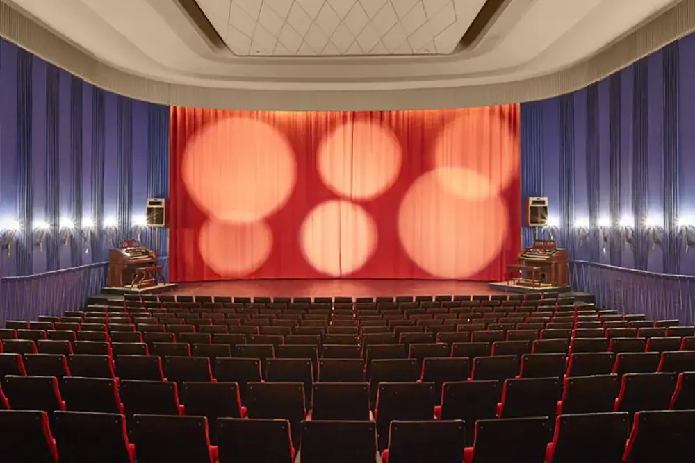 Der historische Kinosaal des Eulenspiegel Filmtheaters in Essen mit rotem Vorhang für die Jim Jarmusch Werkschau.