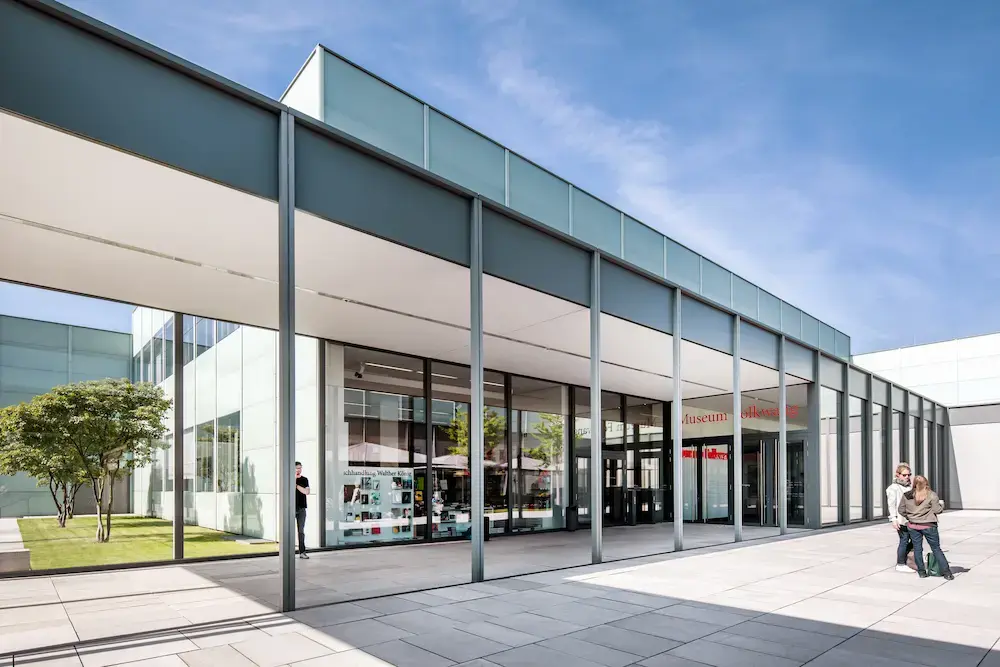 Der moderne Eingangsbereich des Museum Folkwang in Essen als Veranstaltungsort für die Gustave Courbet Ausstellung.