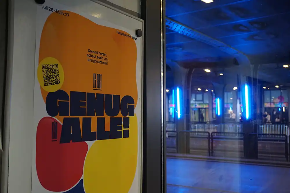 Plakat zur Ausstellung Es gibt genug für alle am Hauptbahnhof Essen