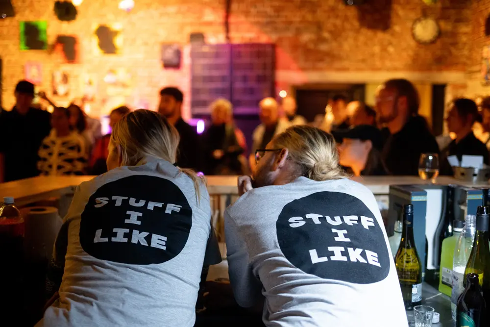 Zwei Personen im Partnerlook bei der Designmesse „STUFF I LIKE CONFERENCE“ auf der Zeche Bonifacius in Essen.