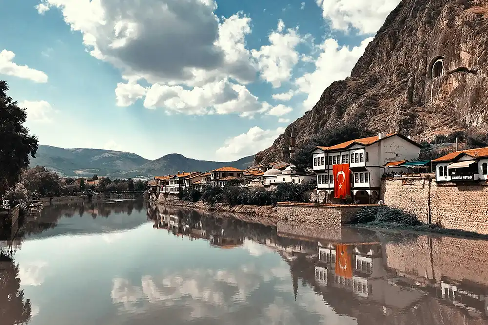 Historische osmanische Häuser in Amasya in der Türkei am Fluss mit Spiegelung