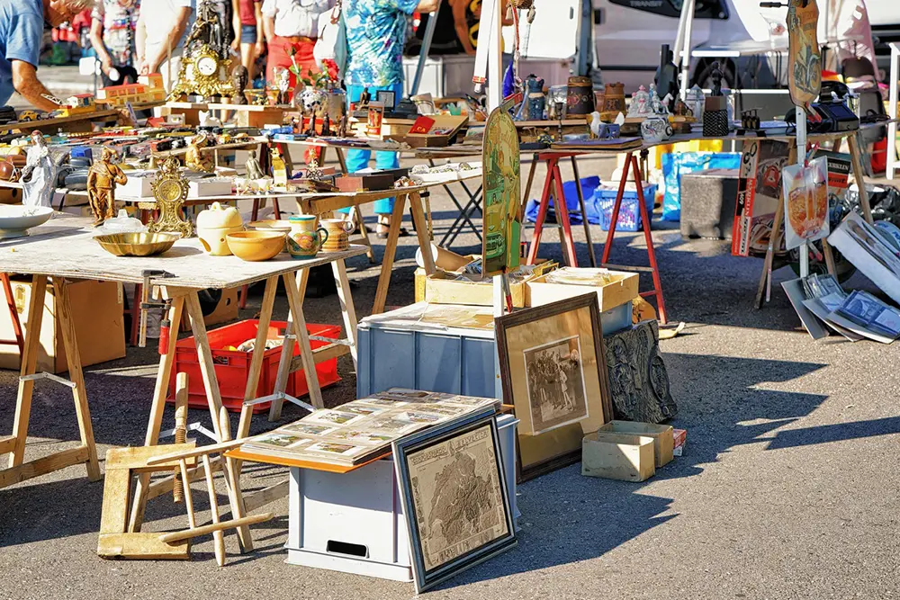 Flohmarkt in Essen mit zahlreichen Verkaufsständen voller Antiquitäten, Deko, Geschirr und Vintage-Schätzen unter freiem Himmel.
