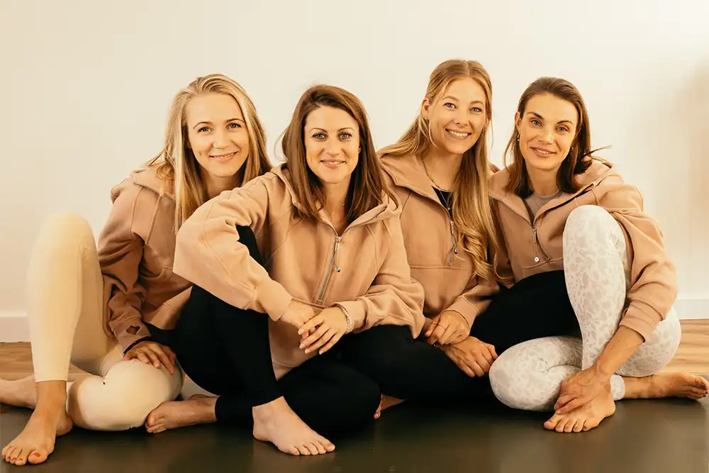 Yoga Lehrerinnen im Schneidersitz vor Yogaklasse, Chatur Yoga, Yogastudio in Essen-Werden