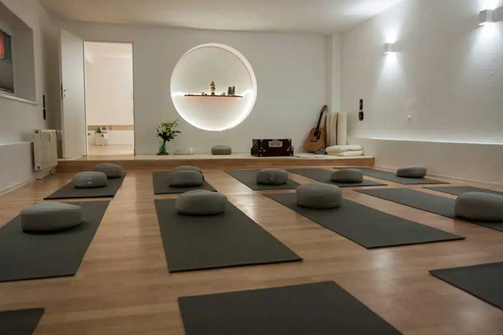 Yoga Klassenzimmer mit ausgerollten Yogamatten auf Holzboden im modernen Yoga Studio, Greenspirit Yoga, Essen-Rüttenscheid