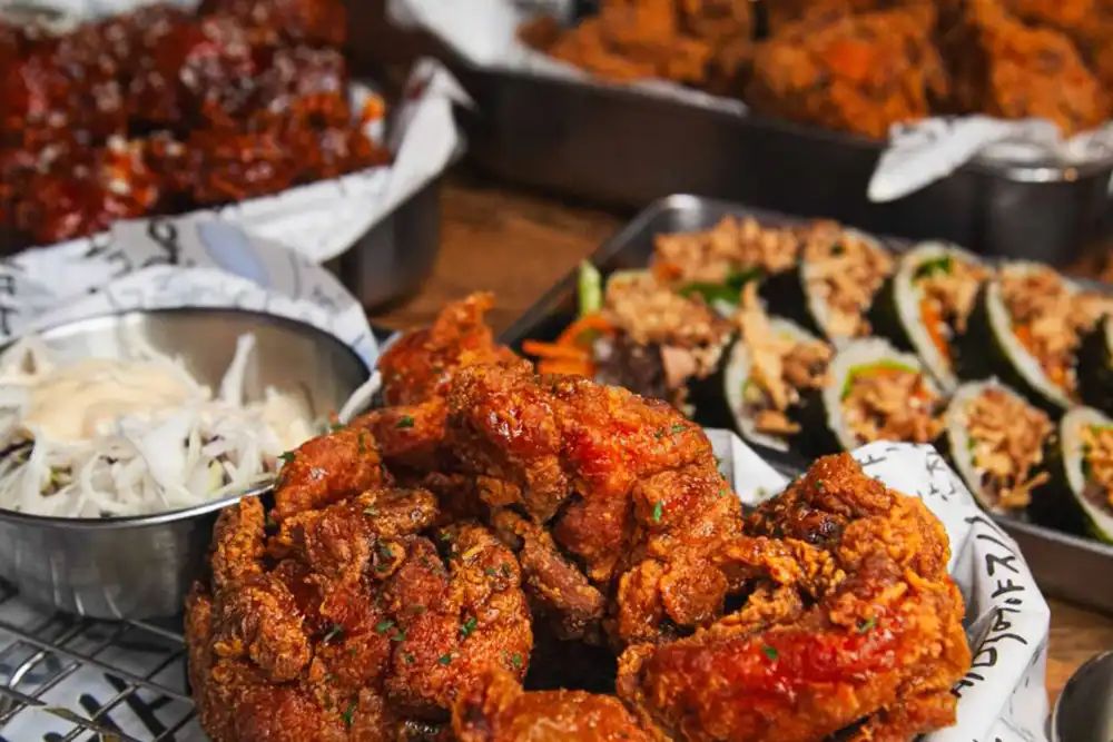 Korean Fried Chicken mit Coleslaw und Kimbap in der Sojubar Essen