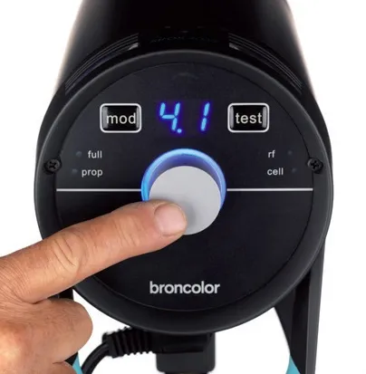 Utilitzeu el controlador rotatiu per entrar al menú principal.