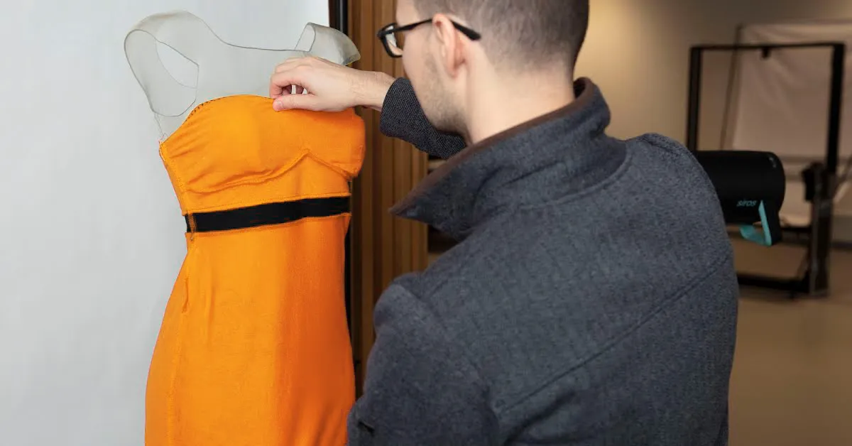Vestito capovolto dentro-fuori per il servizio fotografico.