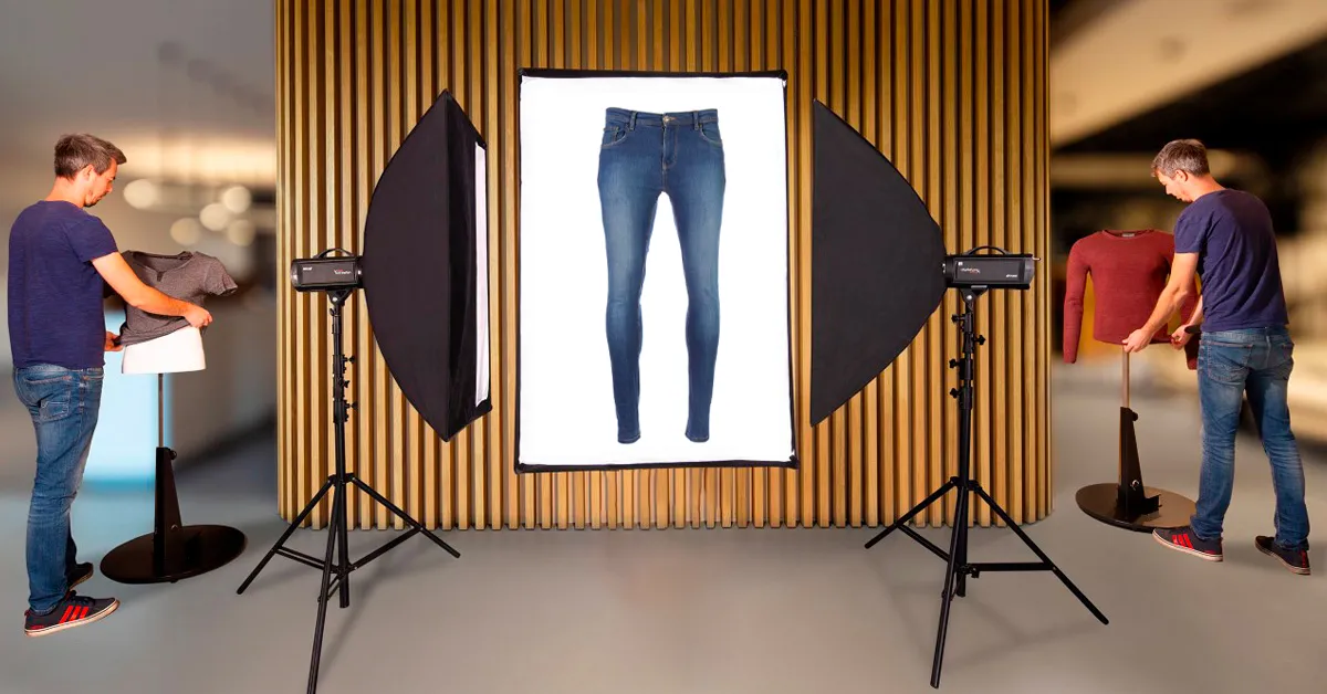 Konfiguracja studyjna ze światłami, produktem i fotografem.