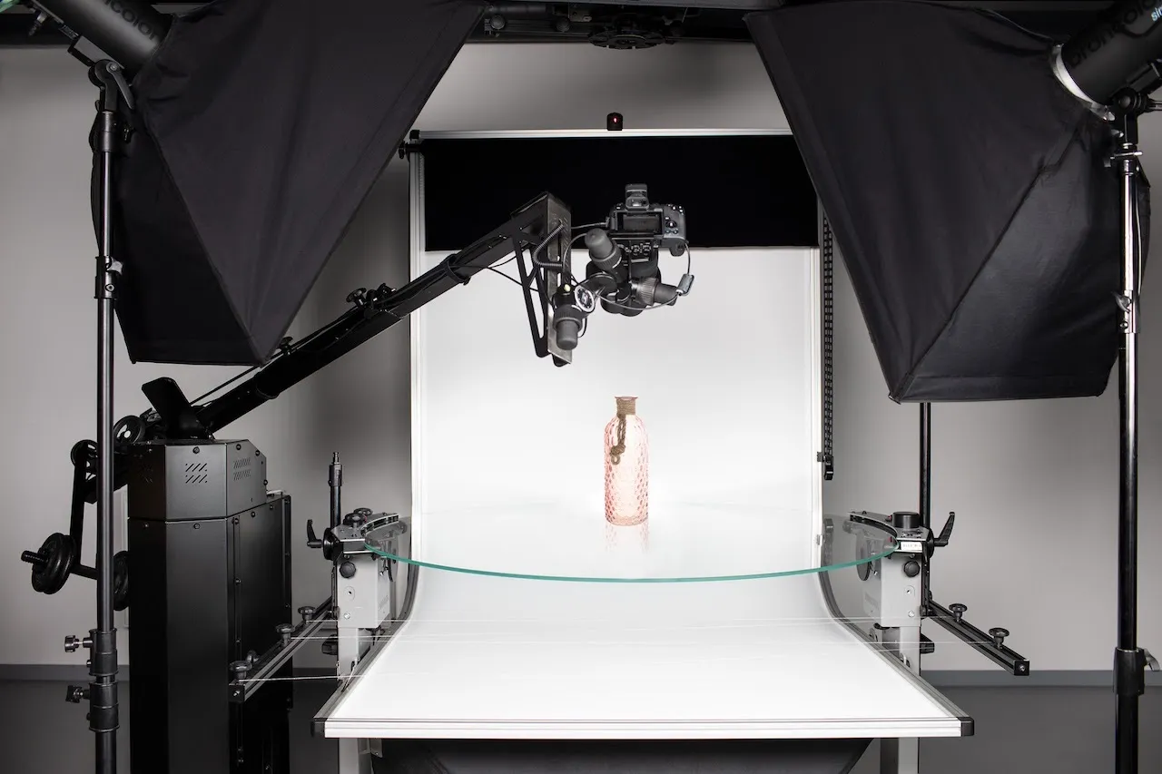Vytvárajte efekty lietajúcej kamery v 360° produktovom videu s 360° gramofónom a ramenom robota.