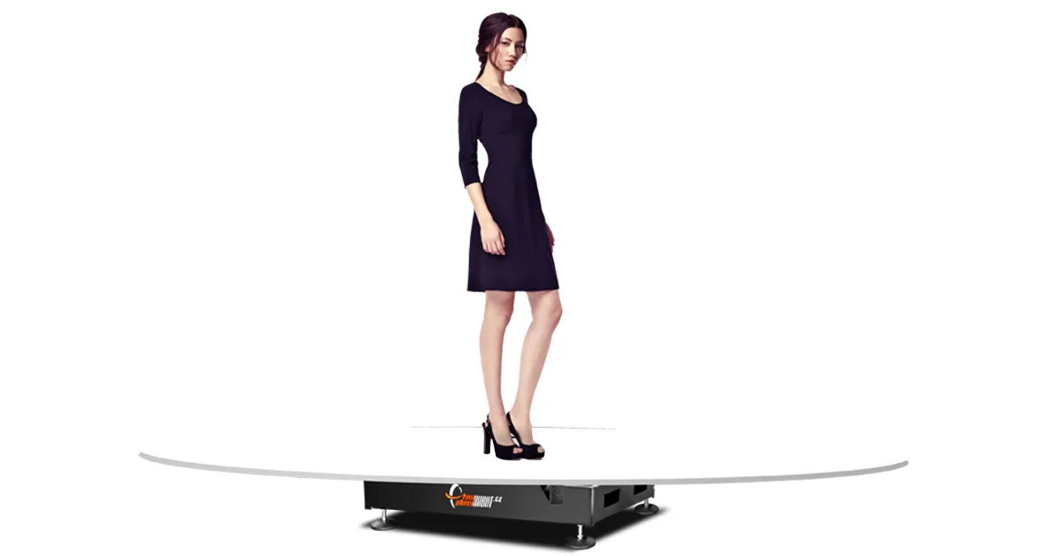 Fotografia modelky stojacej na virtuálnom móle.
