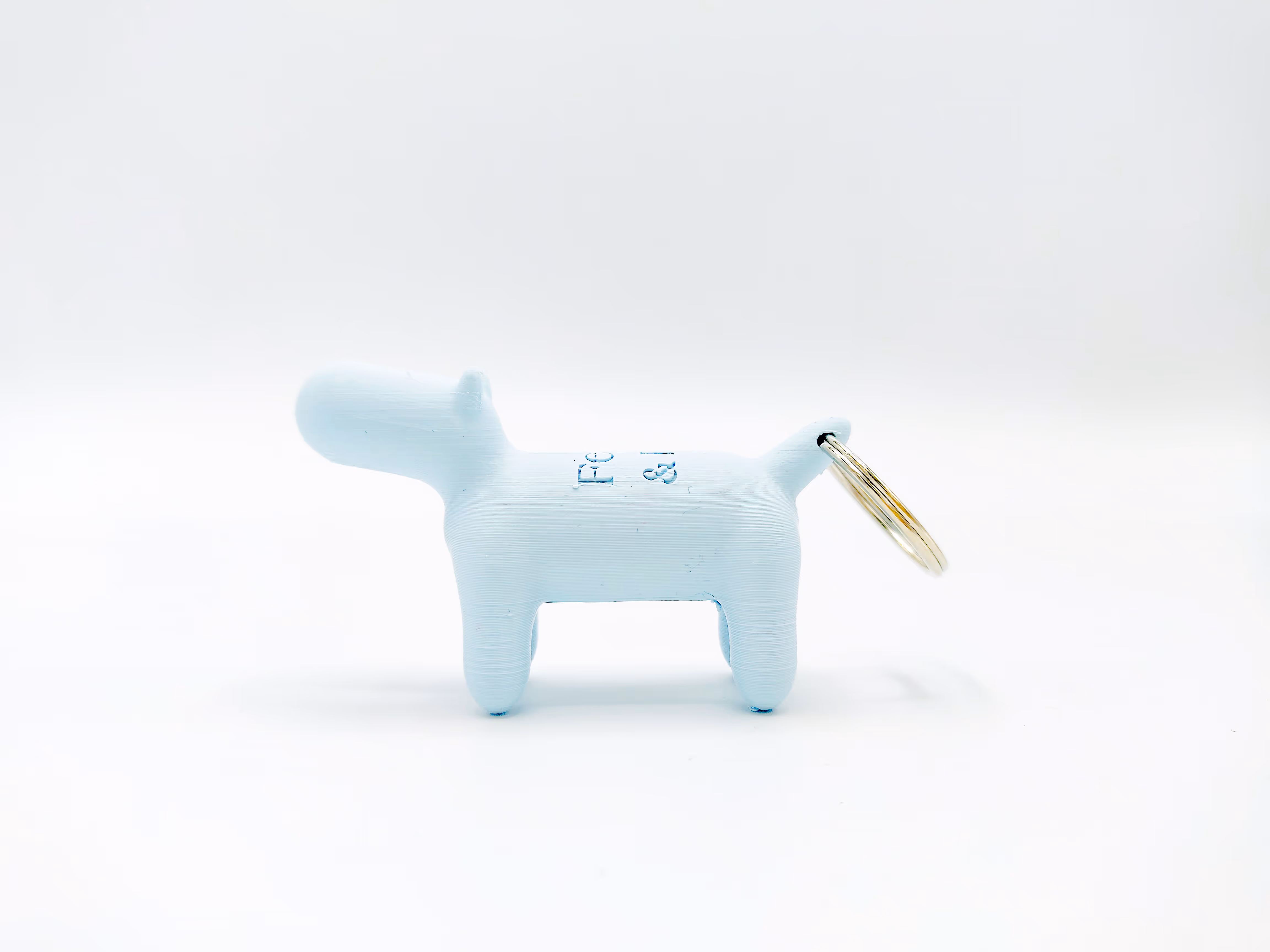 Baby blauwe 3d geprinte sleutelhanger in de vorm van een hond. Geprint voor luxe dierenspeciaalzaak feline & finn.