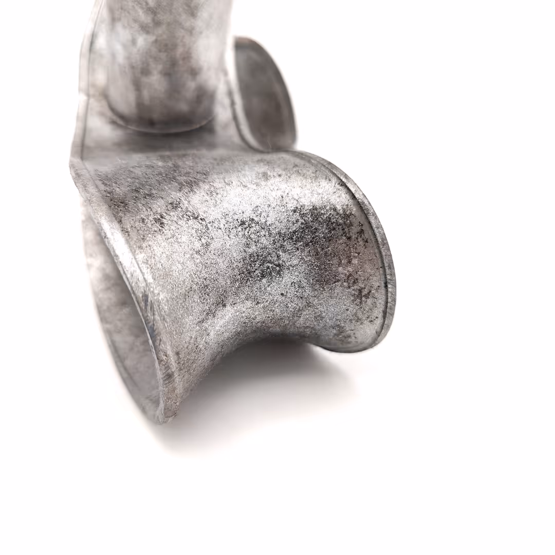 Close-up van resin-geprint accessoiresdeel voor Jiyeon Tak, afgewerkt met vier lagen zilver en schuurtechniek