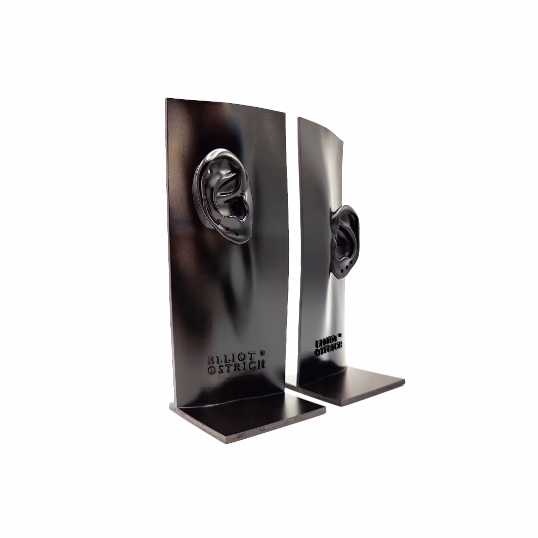 Visuele presentatie-stand met geïntegreerde oor-gaten en merklogo voor Elliot & Ostrich, nabewerkt met verf & vernis ter bescherming.