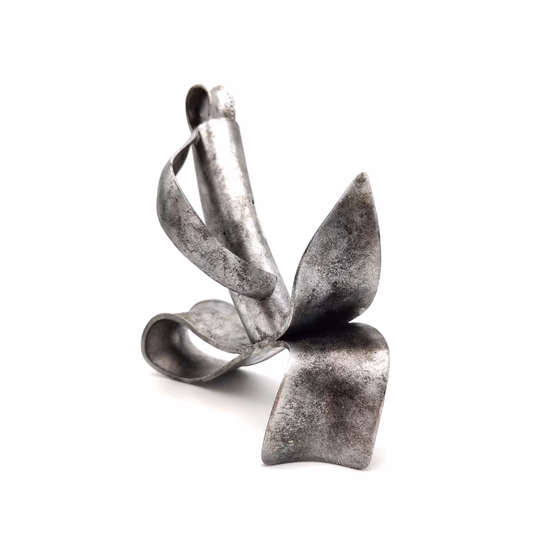 3D-geprint mode-accessoire voor Jiyeon Tak met metalen finish, geproduceerd door Antistatic