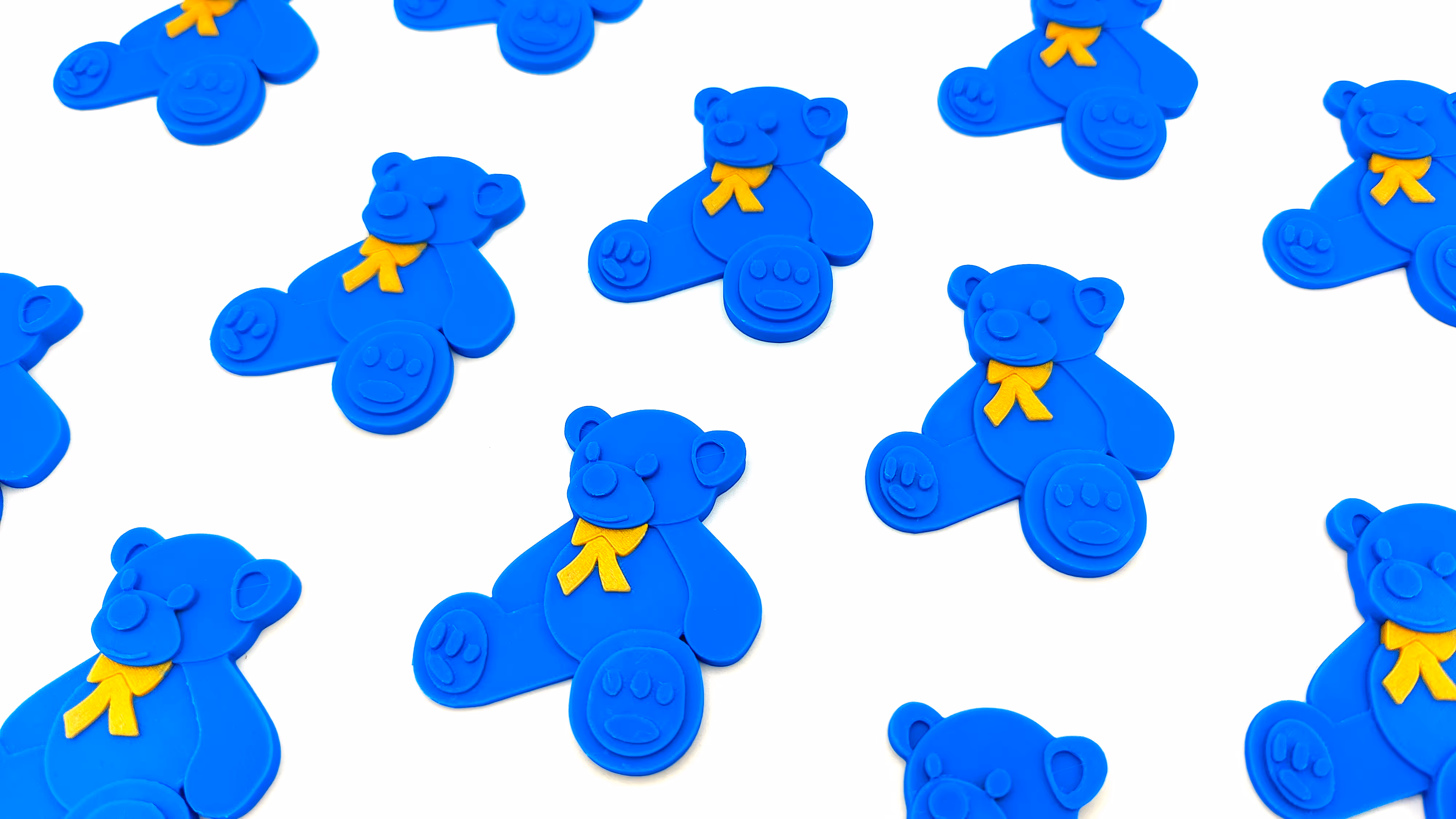 3D pins in de vorm van een blauw beertje voor het benefiet concert voor unicef