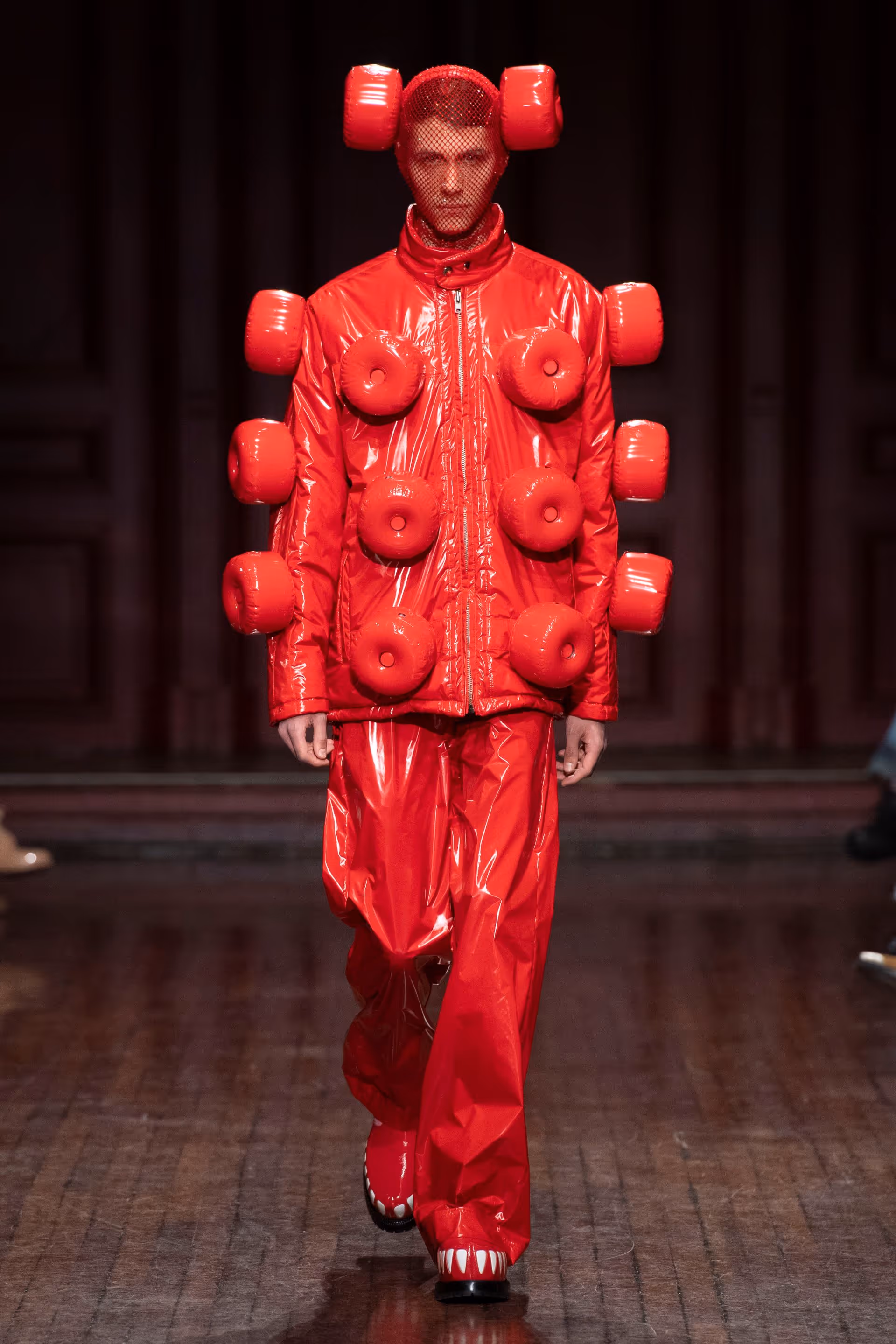 uniek ontworpen jas van Walter Van Beirendonck, voorzien van 3D-geprinte spikes