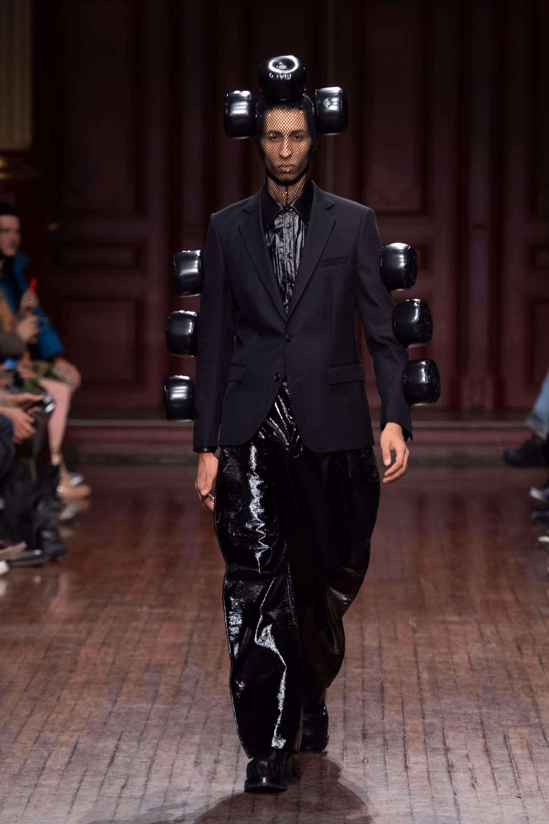 3D-geprinte spikes sieren de outfit van Walter Van Beirendonck