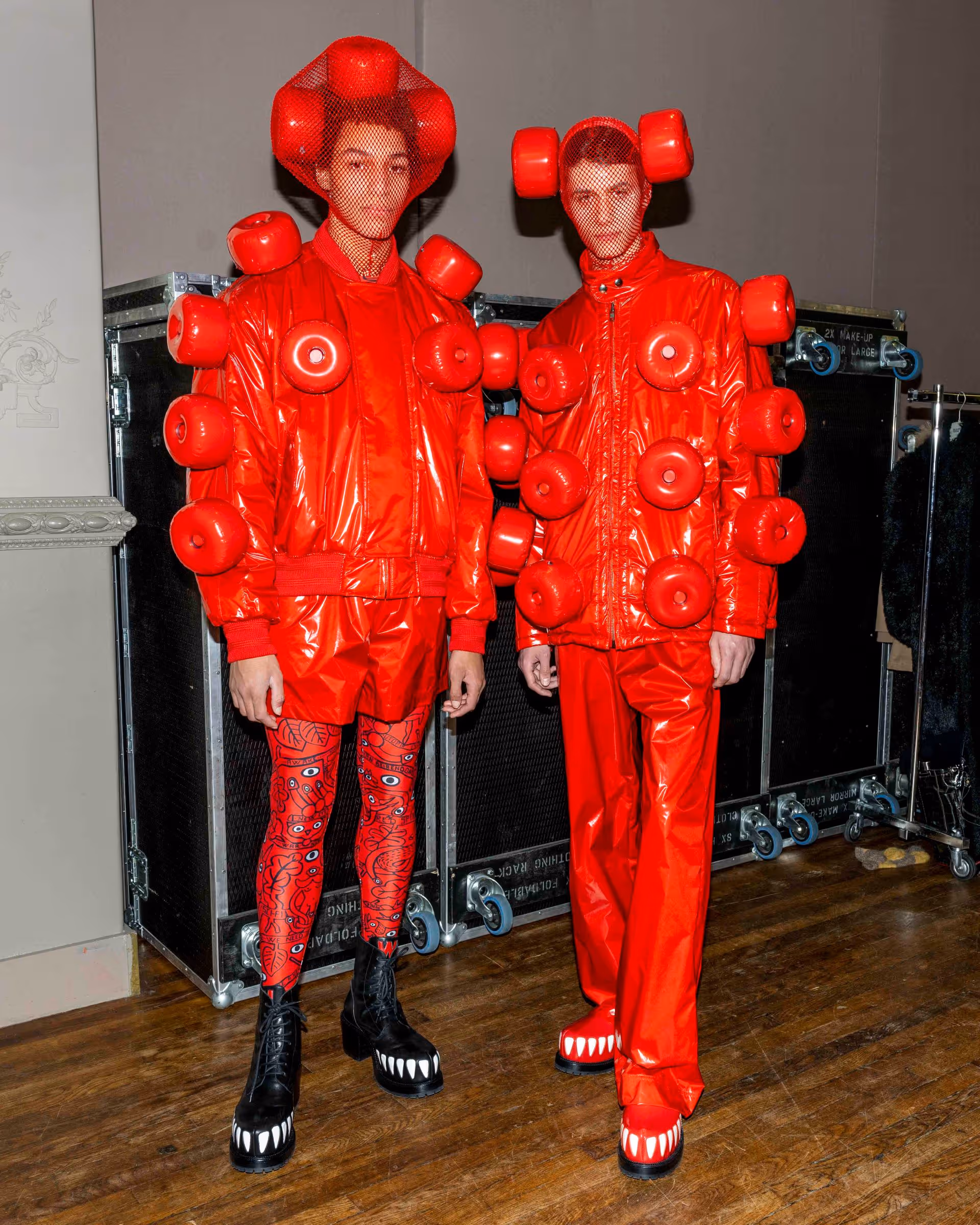 Futuristische stijl in focus: Designerkleding van Walter Van Beirendonck met op maat gemaakte, 3D-geprinte spikes