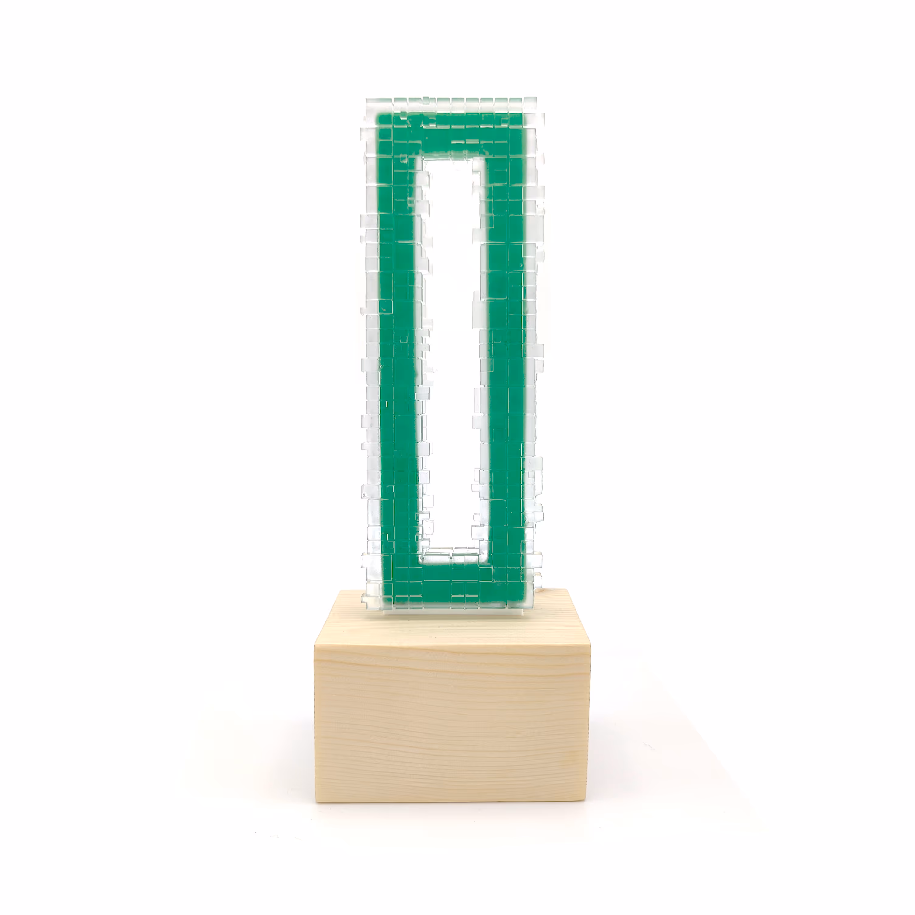 Gepersonaliseerde groene en transparante award geïnspireerd op het HP-logo, gemaakt door Antistatic voor Cravat Events.