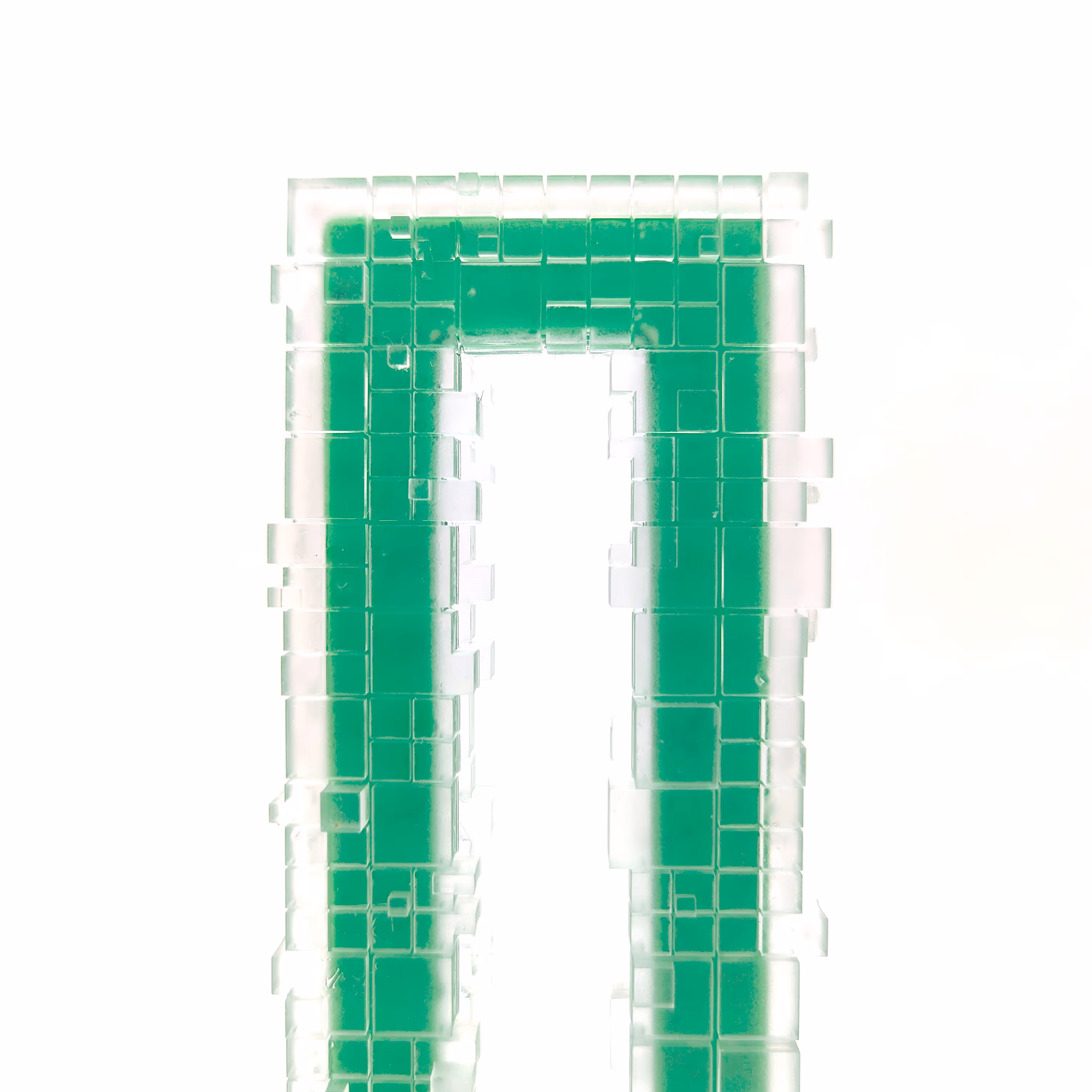 Gepersonaliseerde groene en transparante award geïnspireerd op het HP-logo, gemaakt door Antistatic voor Cravat Events.