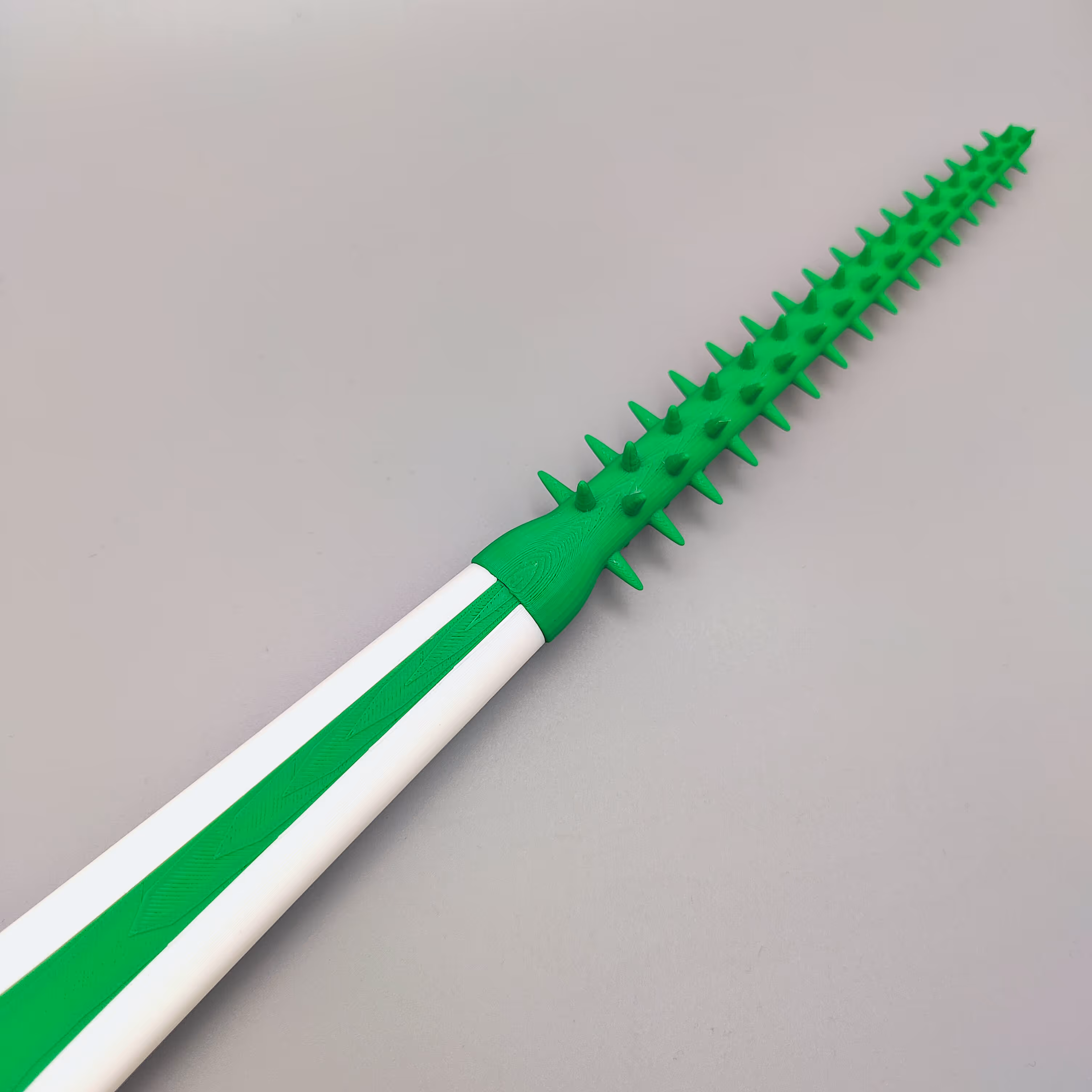 Detailopname van 3D-geprinte onderdelen voor GUM-tandenstoker schaalmodel, digitaal ontworpen en lokaal geproduceerd.