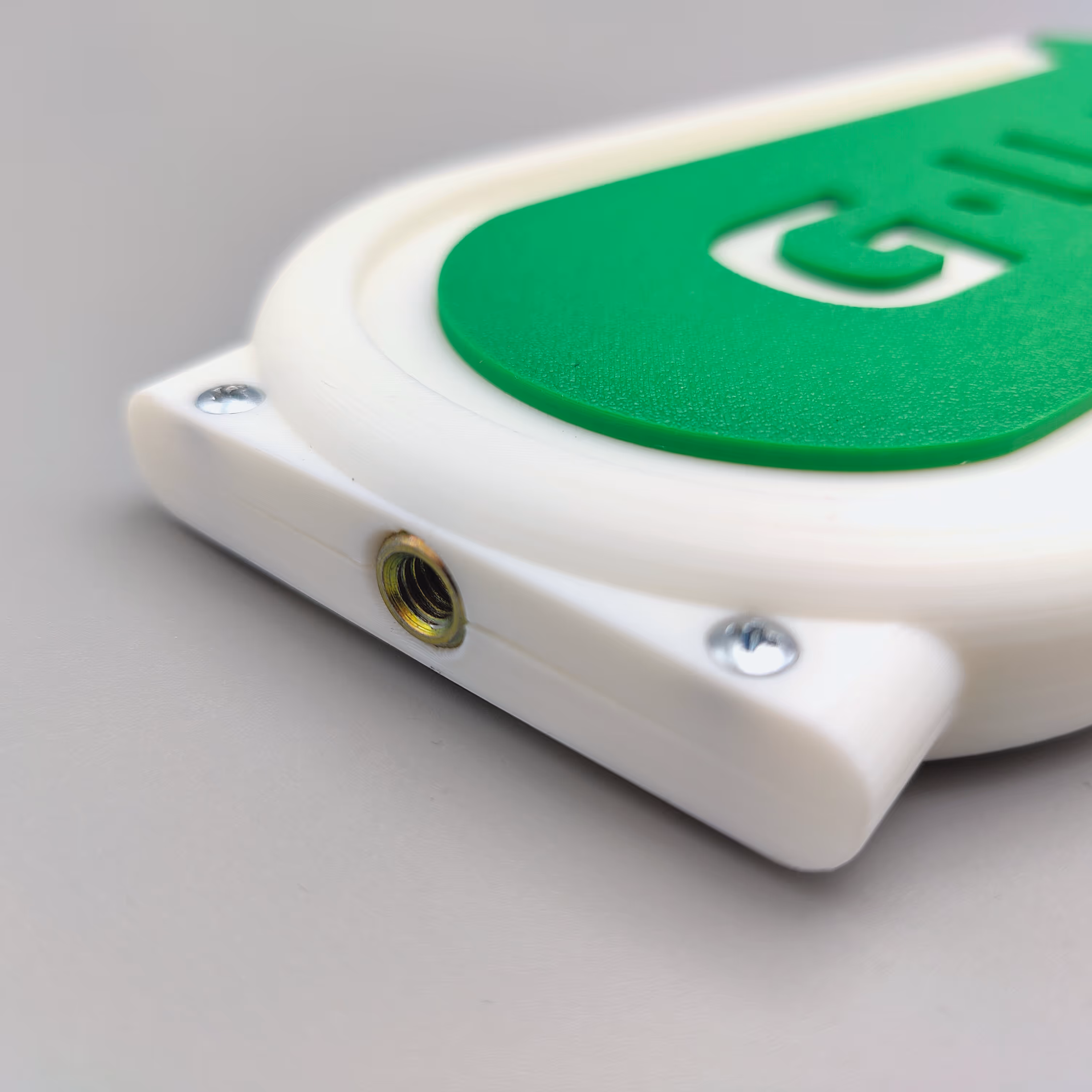 Montagefase van het grote GUM-tandenstoker-schaalmodel: schroeven, verlijming en nabewerking door Antistatic