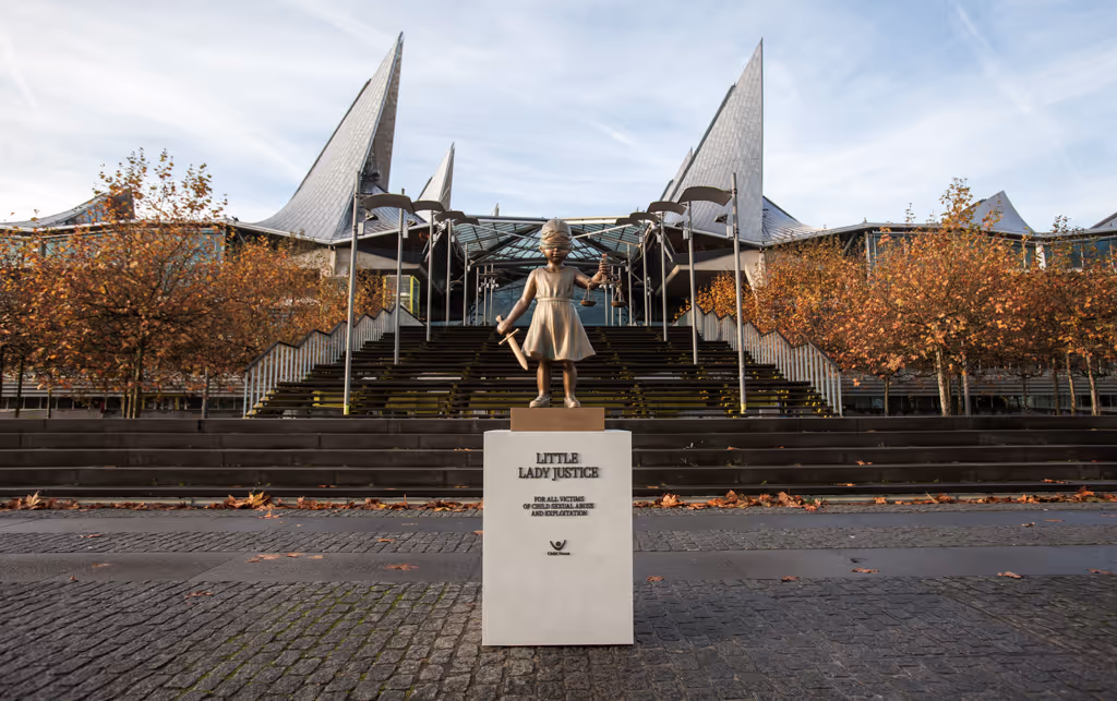standbeeld van Little Lady Justice voor het justitiepaleis in Antwerpen