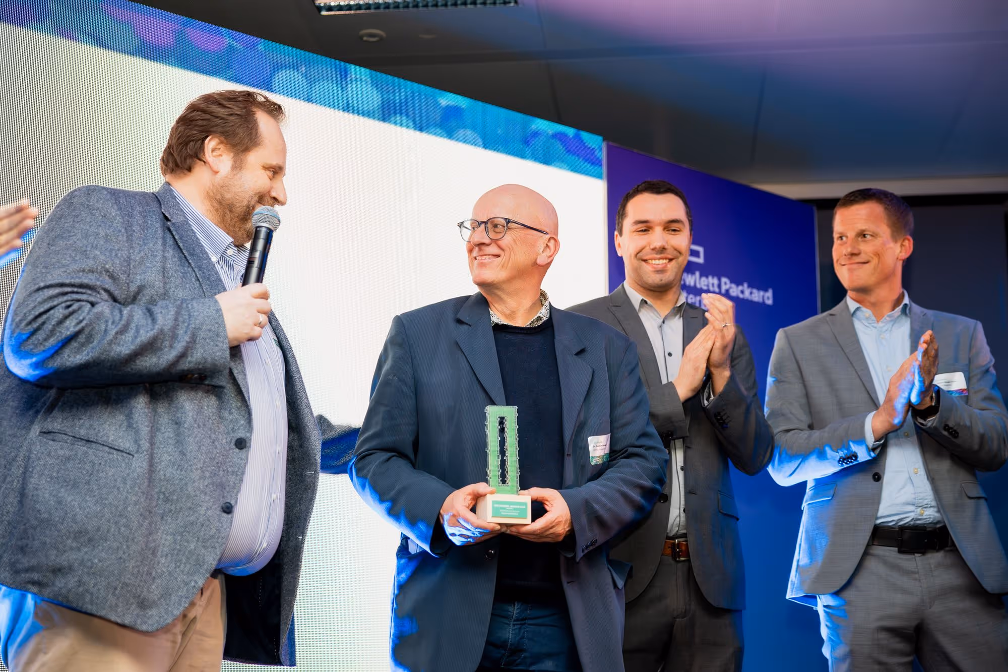 Futuristische award geproduceerd met 2 3D print technieken: FDM en UV verharding. Lokaal ontworpen en geproduceerd door antistatic