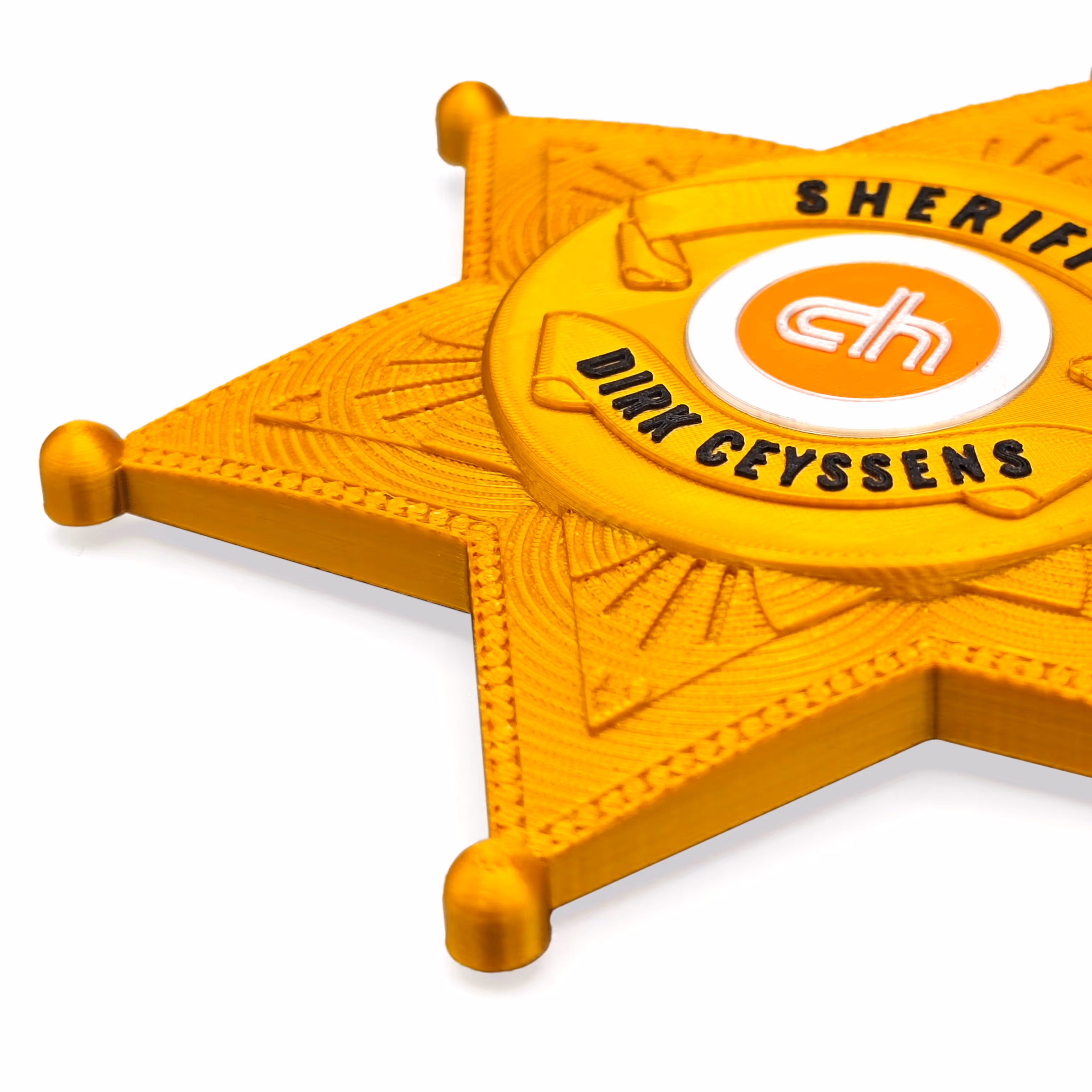 Close-up van 3D-geprint relatiegeschenk met ingegraveerde naam en bedrijfslogo, getoond op witte achtergrond.