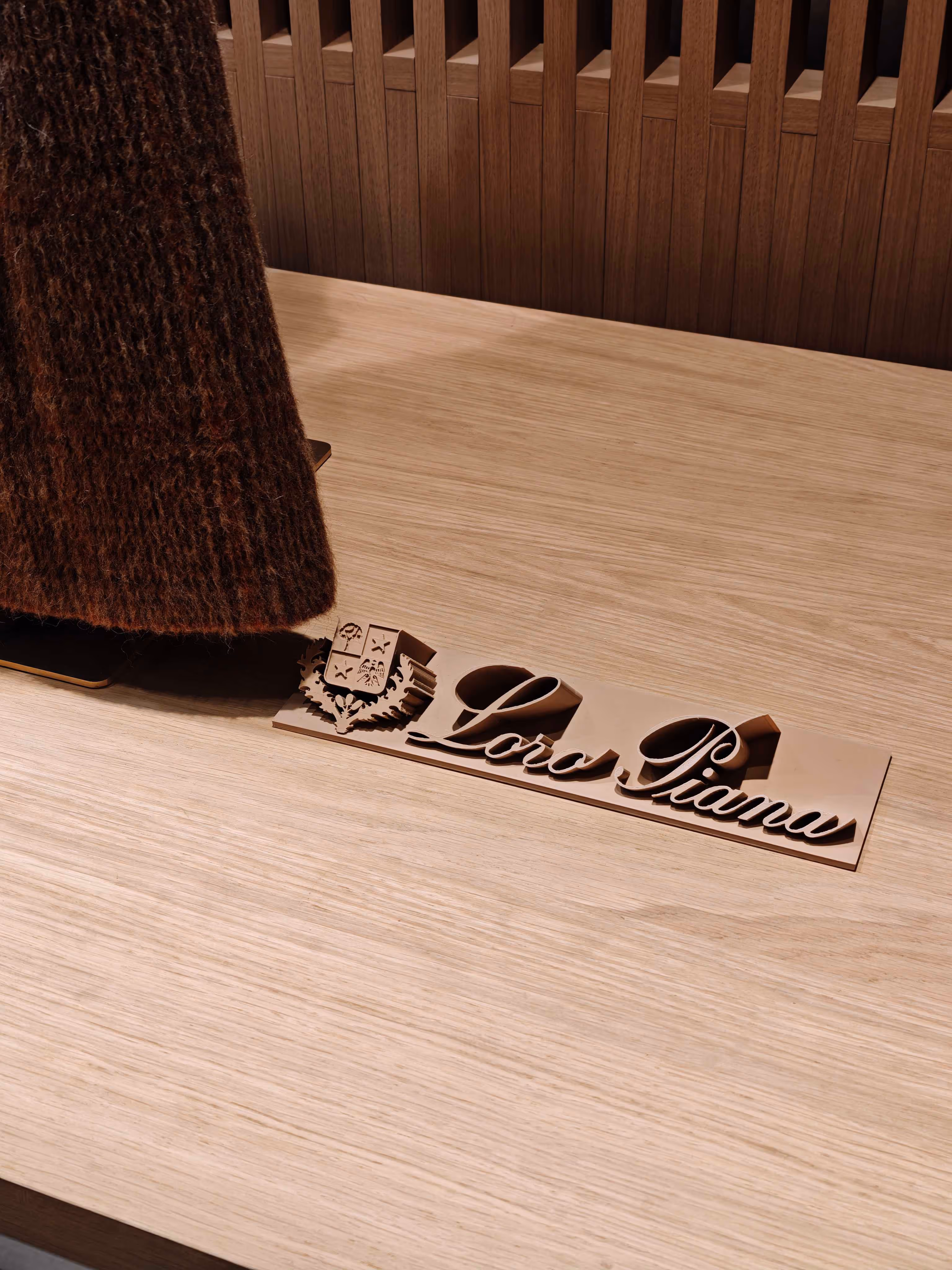 Gepersonaliseerde winkel display uit bruine matte pla