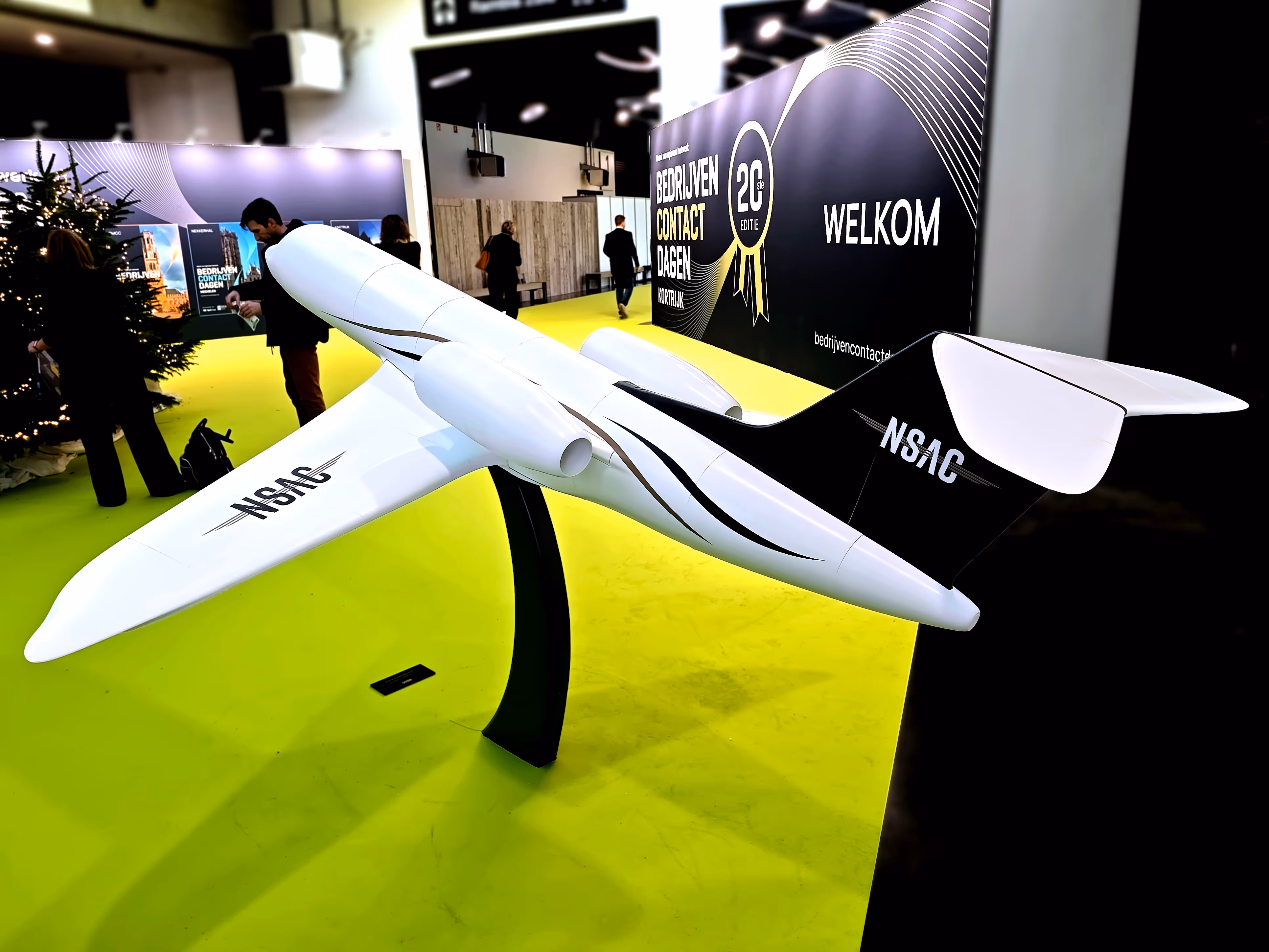Wide shot van het 3d geprint vliegtuig met metalen voetplaat. Presentatiemodel voor NSAC met vinyl stickers in huisstijlkleuren. Gemaakt door antistatic bv 