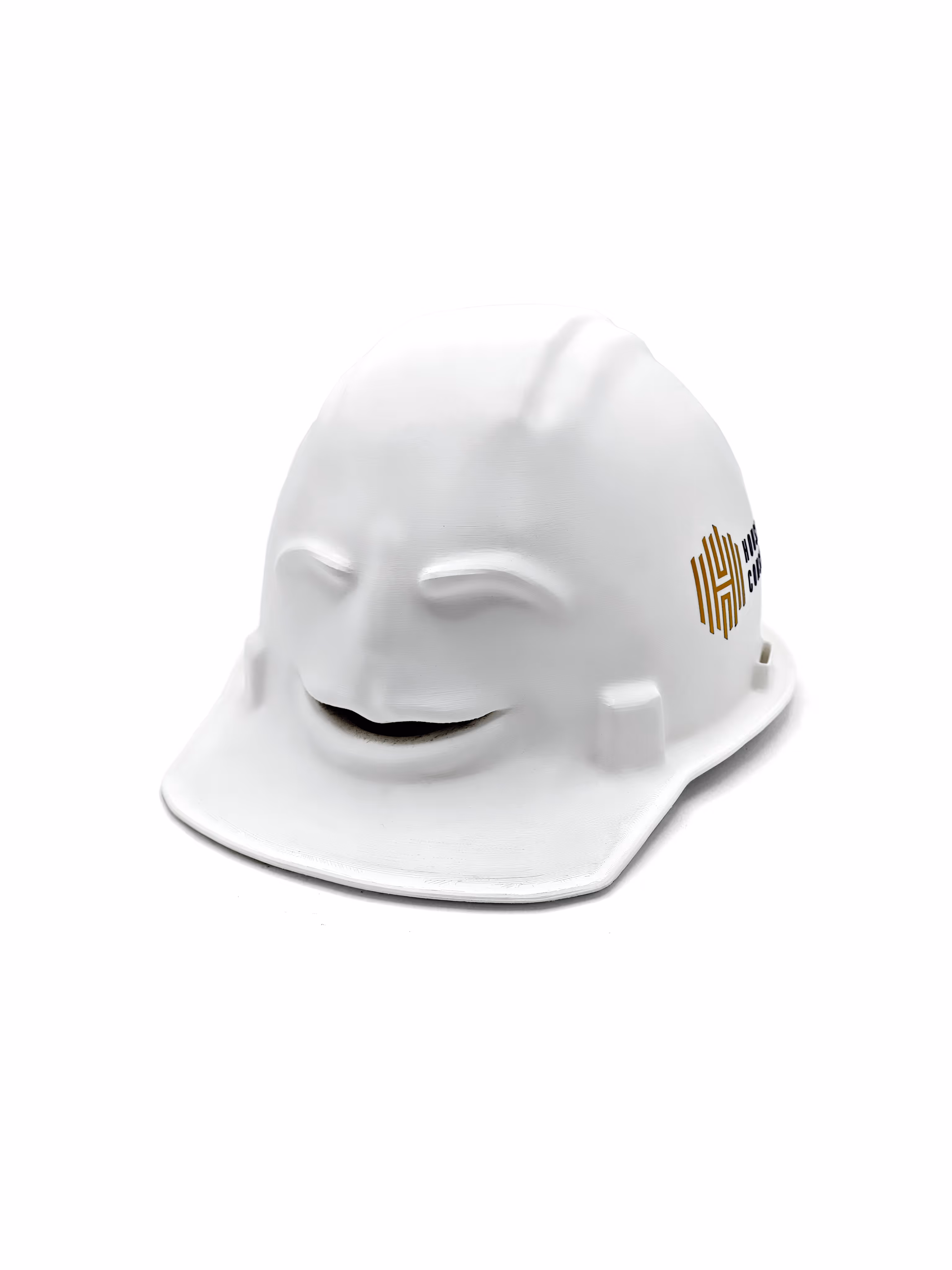 3d geprinte helm met gezicht in wit PLA. Op de helm is een vinyl sticker aangebracht met het logo van house of construction. Het logo heeft een gouden kleur, de tekst donker blauw. Gemaakt door antistatic